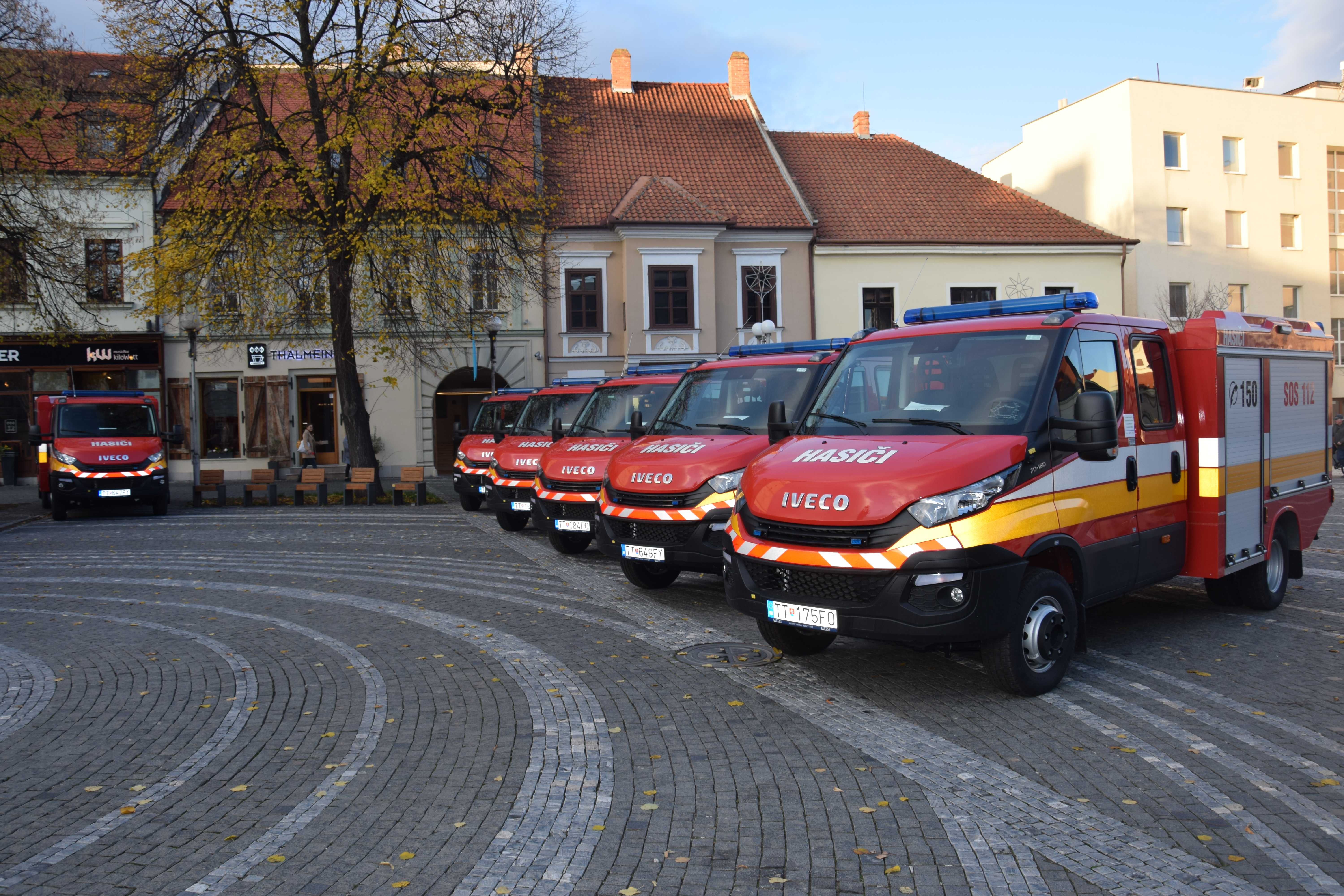 08 - V Trnavskom kraji si nové vozidlá Iveco Daily prevzalo 18 obcí